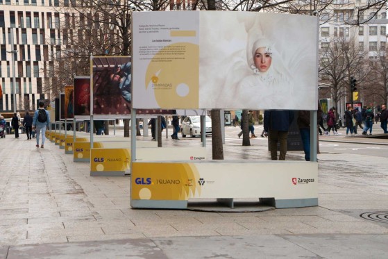 Urban photo exhibition “29 Miradas” in Zaragoza, sponsored by GLS, featuring large-format images displayed in public spaces showcasing portraits and cultural scenes.